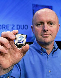 Вице-президент корпорации Intel по маркетингу Шон Мэлони (Sean Maloney) демонстрирует новый чип Core 2 Duo (27 июля 2006 года).