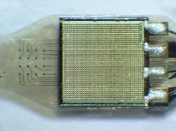 Электронный чип вживляется под сетчатку, а питается от внешней батареи