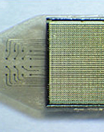 Электронный чип вживляется под сетчатку, а питается от внешней батареи