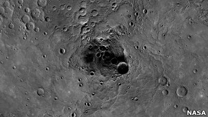 Глубокие кратеры на северном полюсе вроде этого имеют большую глубину, и в них никогда не заглядывает Солнце